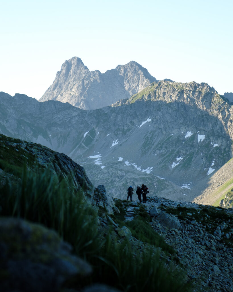 Wanderfreunde beim Sonnenaufgang in der Hohen Tatra